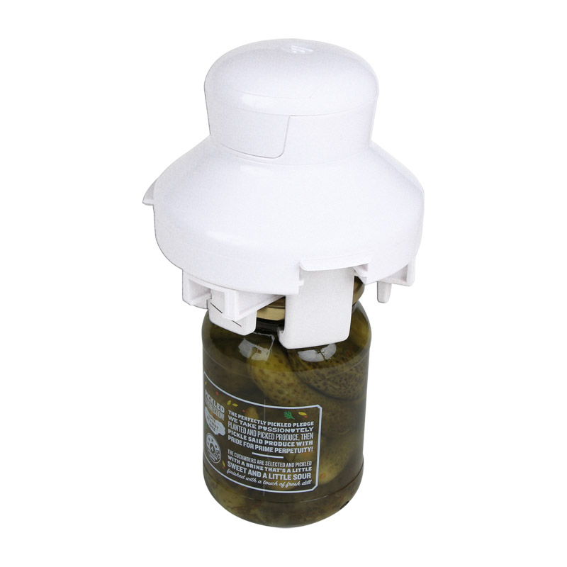 Ouvre-bocal automatique ambiance avec un pot de cornichons
