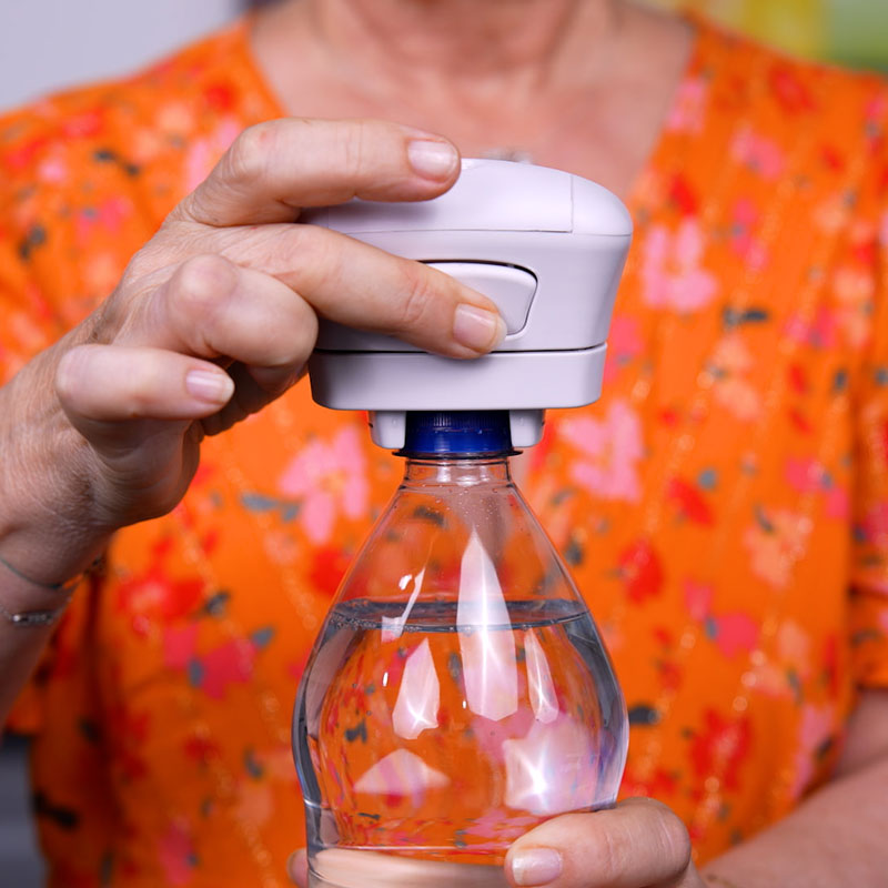 L'ouvre-bouteille électrique PLUS aide les seniors avec des difficultés de préhension