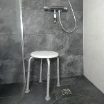 Tabouret de douche Chypre ambiance salle de bain