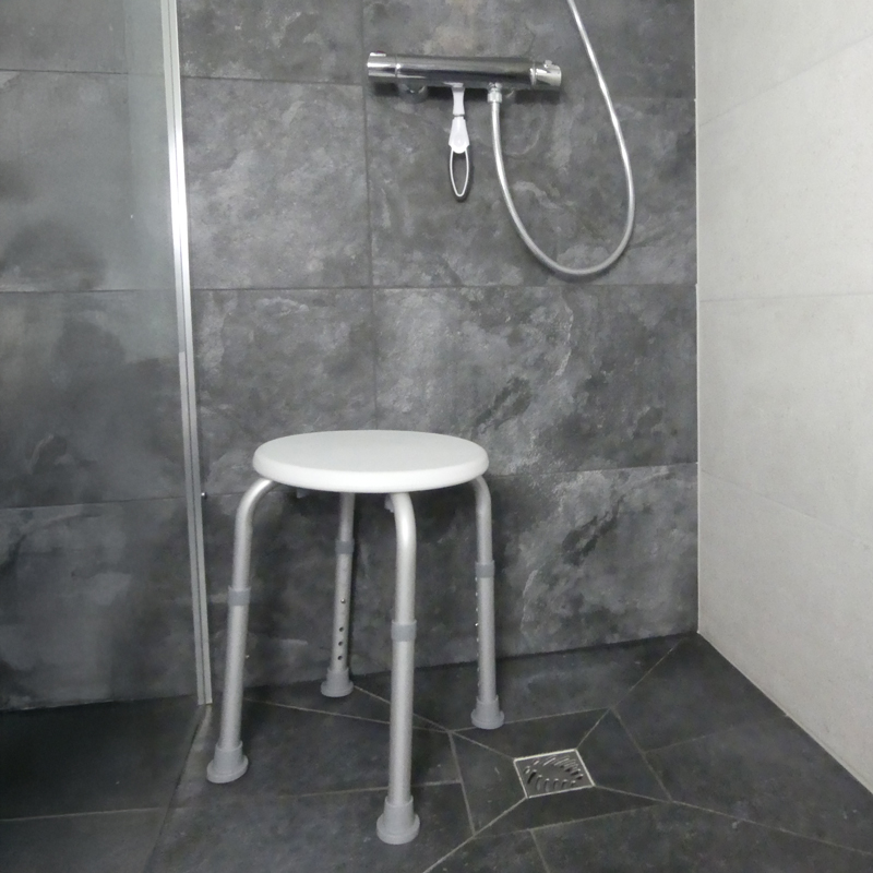 Tabouret de douche Chypre ambiance salle de bain