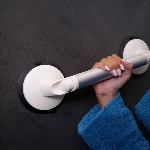 La barre d'appui PMR à ventouse PUMP aide à se relever plus facilement dans sa baignoire