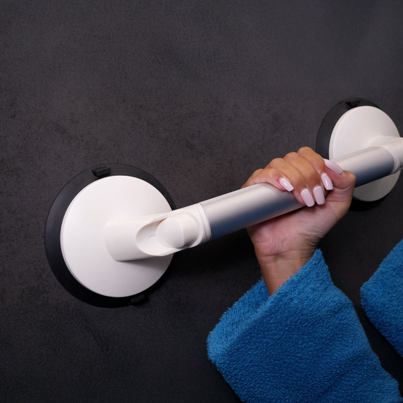 La barre d'appui PMR à ventouse PUMP aide à se relever plus facilement dans sa baignoire
