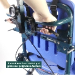 Fauteuil de douche toilette PELICAN inclinable par vérin à gaz grâce aux poignées à l'arrière