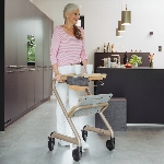 Rollator d’intérieur Saljol utilisé par une personne à l’intérieur pour faciliter la marche