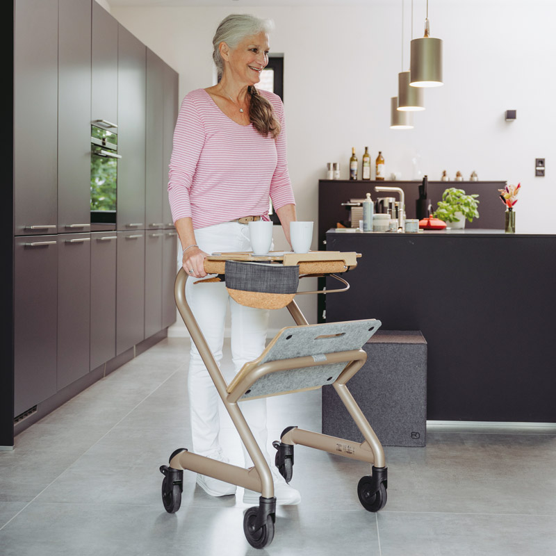 Rollator d’intérieur Saljol utilisé par une personne à l’intérieur pour faciliter la marche