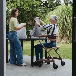 Rollator d’intérieur Saljol utilisé pour s assoir avec un dossier