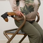 Femme assise sur l'assise en feutre du rollator d'intérieur Saljol, vue de profil - réf. 826307BL