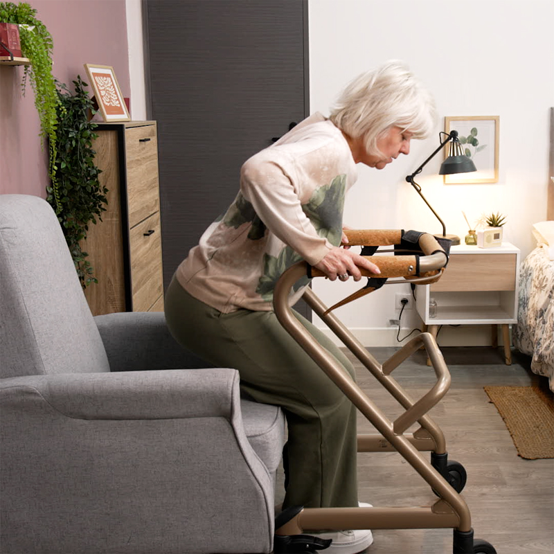 Femme se levant d'un fauteuil avec l'appui du rollator d'intérieur Saljol - réf. 826307BL