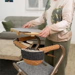 Femme posant le plateau amovible sur les poignées du rollator d'intérieur Saljol - réf. 826307BL