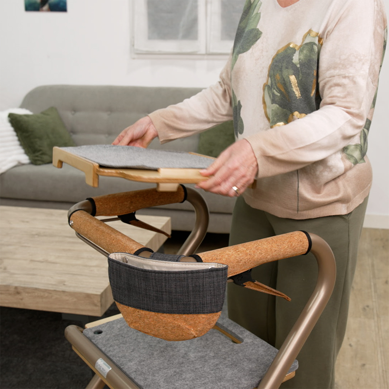 Femme posant le plateau amovible sur les poignées du rollator d'intérieur Saljol - réf. 826307BL