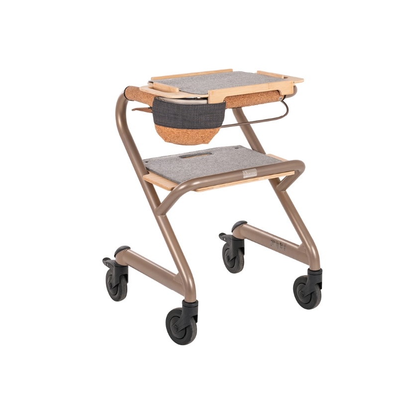 Rollator d'intérieur Saljol champagne gold avec plateau installé, vue 3/4 - réf. 826307BL