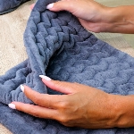 Coussin universel à chauffer en graines de lin avec housse gris anthracite douce et matelassée.