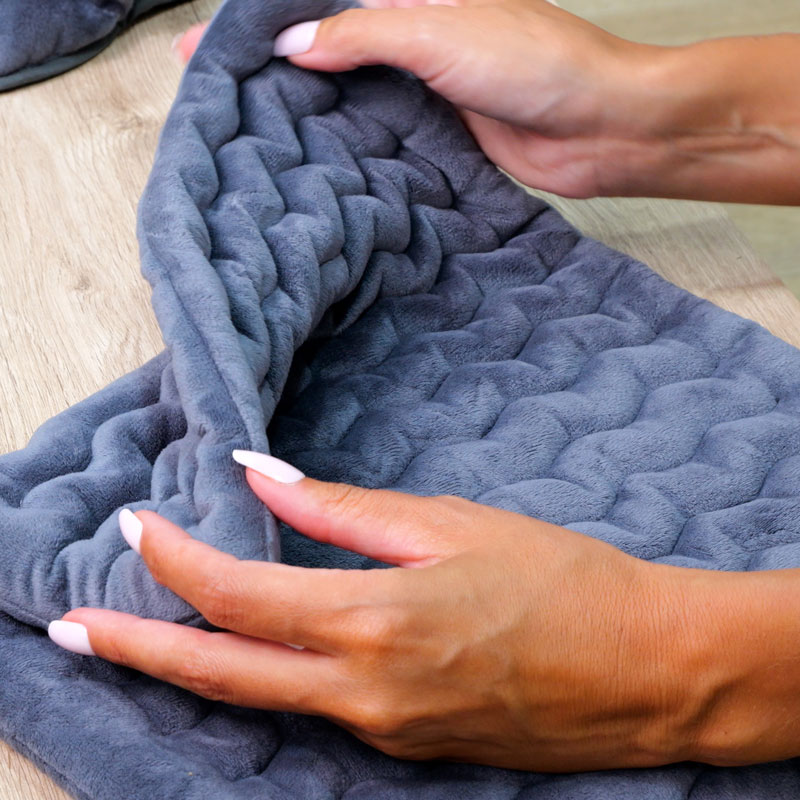 Coussin universel à chauffer en graines de lin avec housse gris anthracite douce et matelassée.