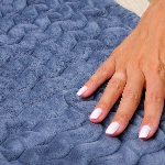 Gros plan texture du coussin universel à chauffer en lin gris.