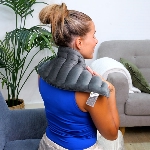 Ceinture lombaire à chauffer en graines de lin portée sur les épaules pour chaleur relaxante.