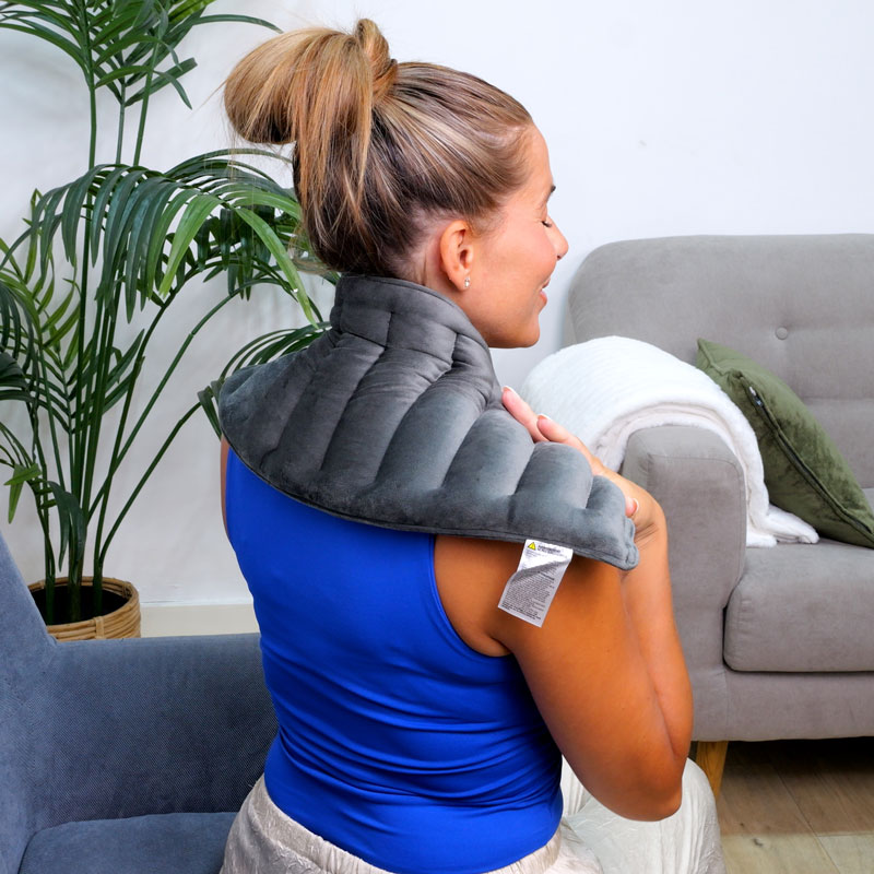 Ceinture lombaire à chauffer en graines de lin portée sur les épaules pour chaleur relaxante.