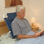 Utilisation du relève buste confort au lit pour lire ou se restaurer - réf. 823039