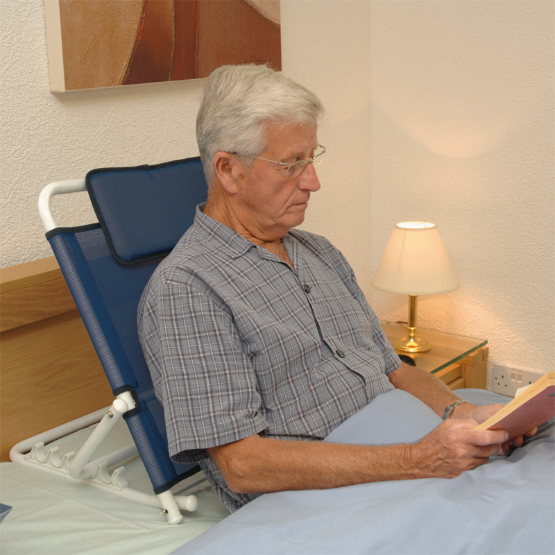 Utilisation du relève buste confort au lit pour lire ou se restaurer - réf. 823039