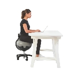 Personne assise sur le tabouret ergonomique Mambo Max à une bureau