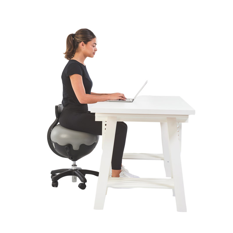 Personne assise sur le tabouret ergonomique Mambo Max à une bureau