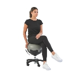 Personne assise avec les jambes croisées sur le tabouret ergonomique Mambo Max
