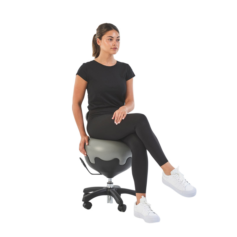 Personne assise avec les jambes croisées sur le tabouret ergonomique Mambo Max