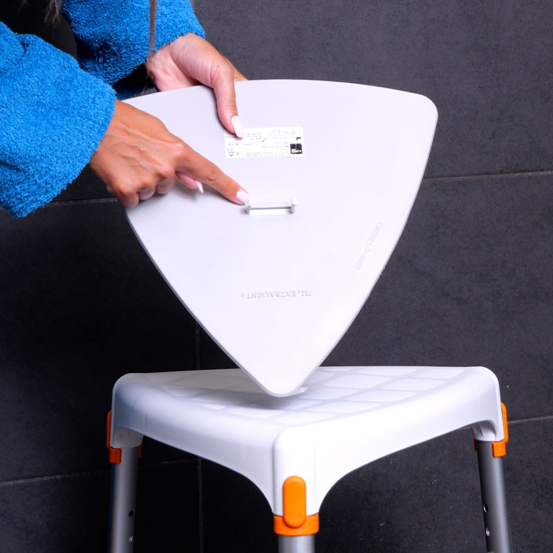 Le coussin confort est simplement à clipser en le posant sur le tabouret de coin Capri