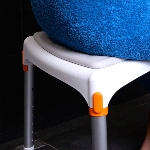 Le coussin souple sur le tabouret de coin améliore le confort lors de la douche