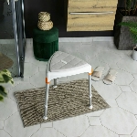 Coussin souple sur le tabouret de coin Capri