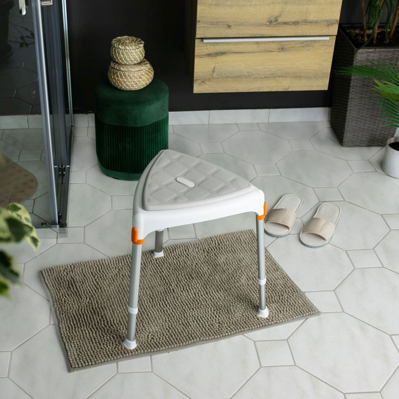 Coussin souple sur le tabouret de coin Capri