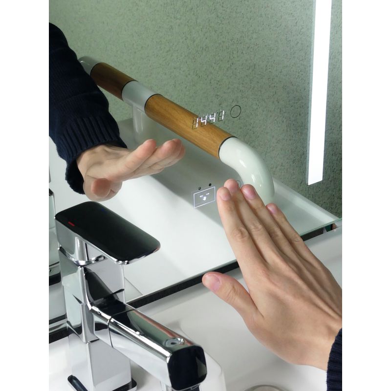 Lavabo avec miroir intéractif tactile