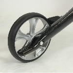 Le déambulateur NEO SMART dispose de 4 larges roues avec un freinage en toute sécurité