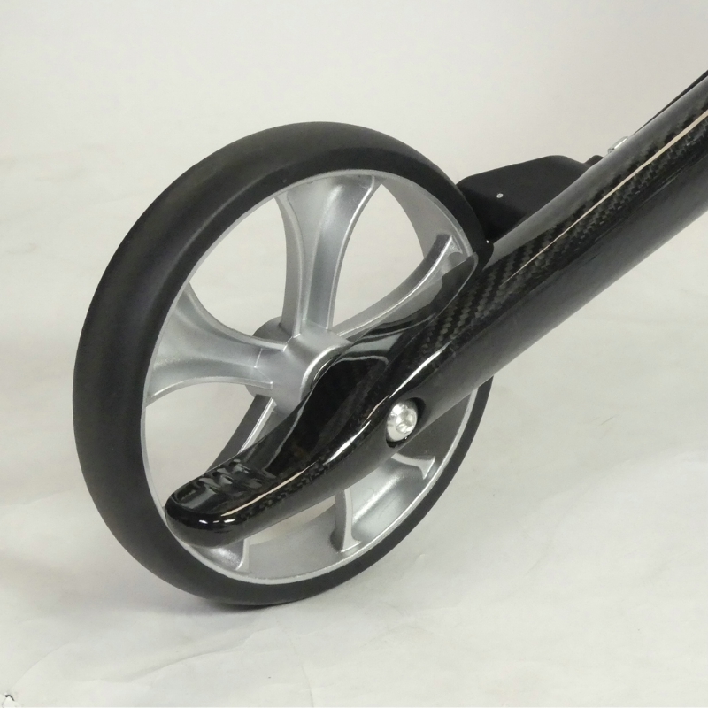 Le déambulateur NEO SMART dispose de 4 larges roues avec un freinage en toute sécurité