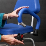 La chaise de douche SOFT à accoudoirs relevables facilite les transferts et les accès
