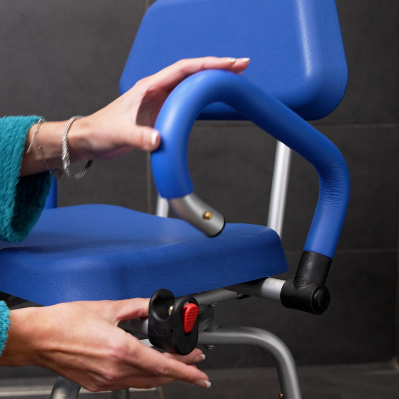 La chaise de douche SOFT à accoudoirs relevables facilite les transferts et les accès
