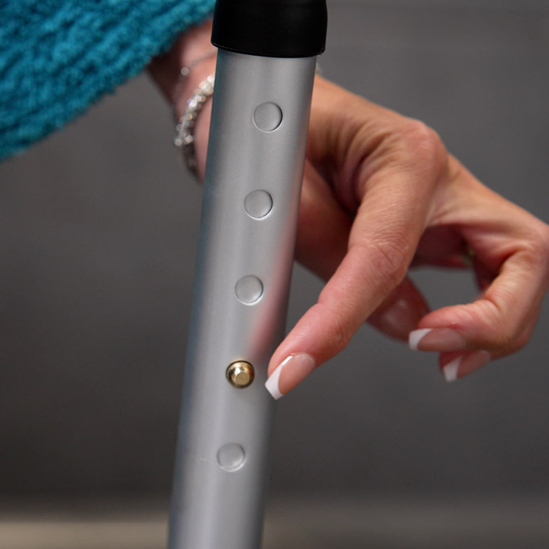 La chaise de douche SOFT s'adapte à de multiples morphologies grâce à son réglage en hauteur