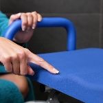 Le fauteuil de douche SOFT dispose d'une assise souple, confortable et anatomique