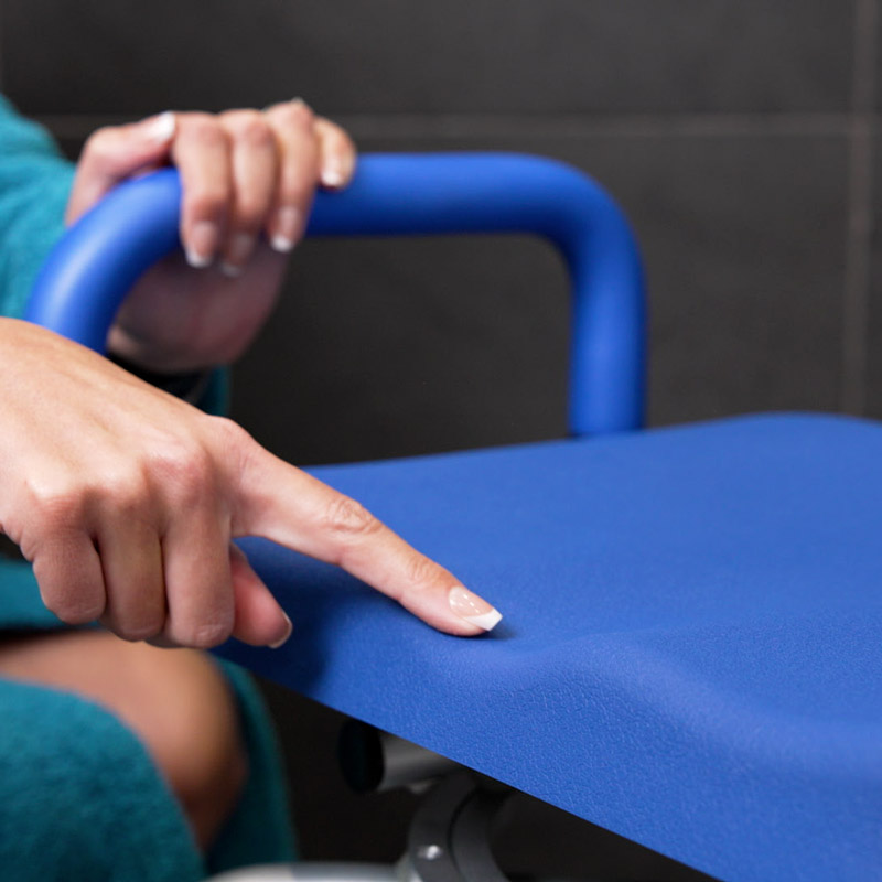 Le fauteuil de douche SOFT dispose d'une assise souple, confortable et anatomique