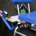 Accoudoir relevable bleu du fauteuil d'accès au bain Soft