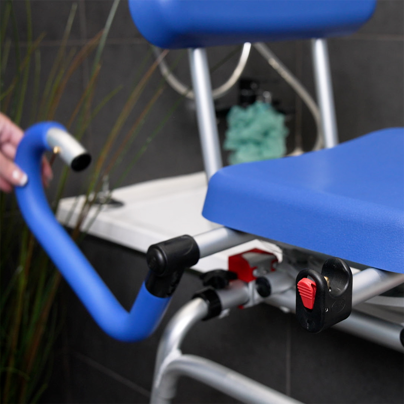Accoudoir relevable bleu du fauteuil d'accès au bain Soft