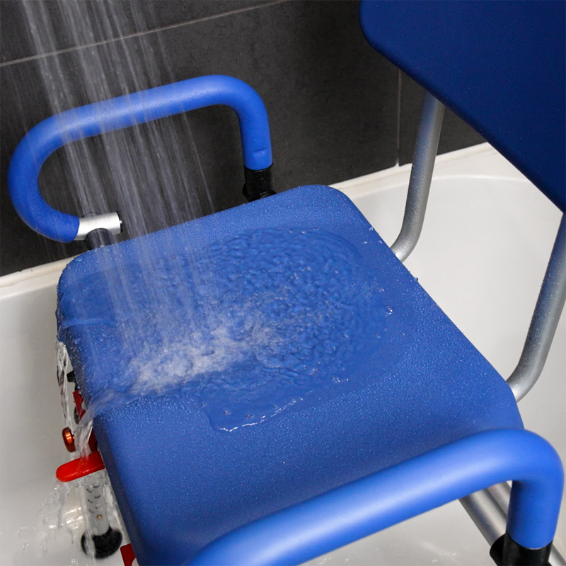 Assise imperméable du fauteuil d'accès au bain Soft sous la douche