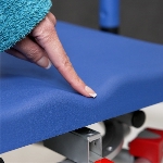 Détail de la matière souple et imperméable de l'assise anatomique du fauteuil d'accès au bain Soft
