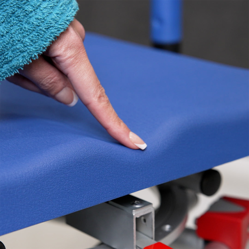 Détail de la matière souple et imperméable de l'assise anatomique du fauteuil d'accès au bain Soft