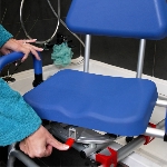 Déverrouillage du système pivotant de l'assise du fauteuil d'accès au bain Soft