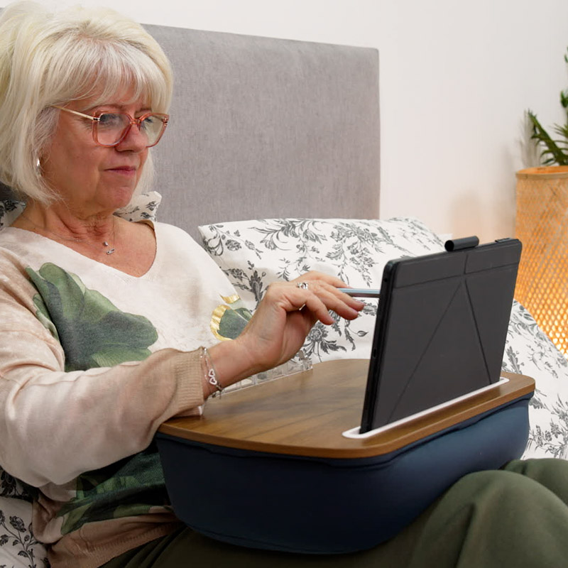 Coussin de lecture avec support pour maintenir sa tablette debout
