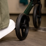 Rollator Neo Fold 4 aroues avec passe-trottoire pour passer les marches et seuils facilement
