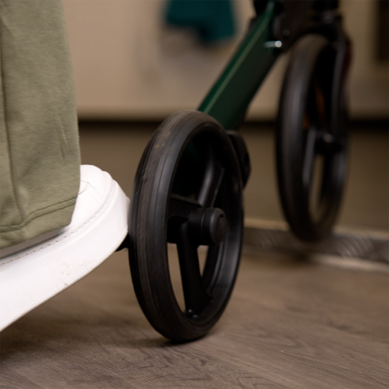 Rollator Neo Fold 4 aroues avec passe-trottoire pour passer les marches et seuils facilement