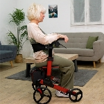 Rollator terracotta 4 roues Neo Fold avec assise idéal pour les promenades extérieures