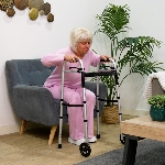 Senior utilisant un cadre de marche pliant 2 roues à domicile pour se déplacer en sécurité