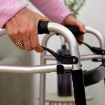 Poignées et le système de freins du cadre de marche pliant 2 roues réglable